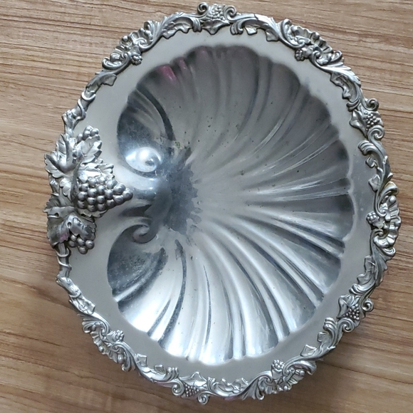 Queen Victoria Silverplate Clam Shell Dish Serving Platter Tray Grapes - Picture 2 of 8